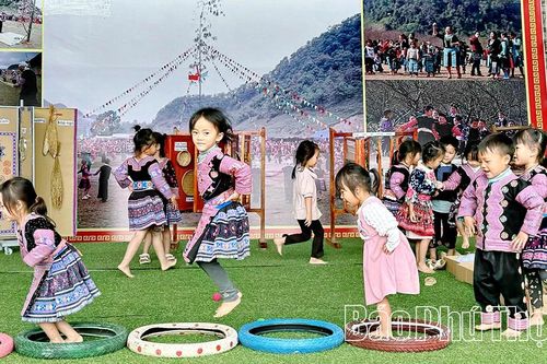 Trường Mầm non xã Pà Cò xóa bỏ 'rào cản' ngôn ngữ cho trẻ em dân tộc Mông
