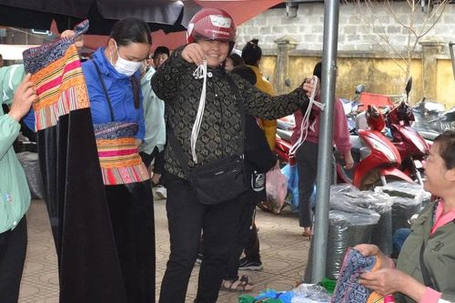 Háo hức chợ phiên xứ Mường