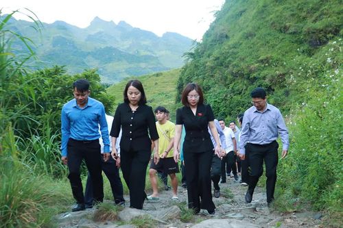 Đoàn ĐBQH tỉnh Tuyên Quang khảo sát tình hình thực hiện chính quyền địa phương hai cấp tại các địa phương