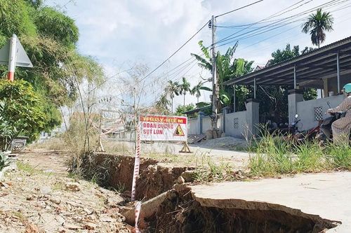 Khẩn trương khắc phục tình trạng sạt lở tuyến đường ven sông Bồ