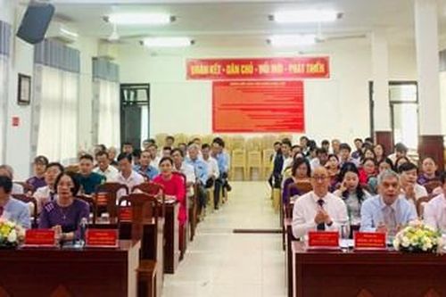 Thông qua nhiều nghị quyết quan trọng tại kỳ họp chuyên đề