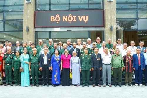 Thứ trưởng Bộ Nội vụ tiếp Đoàn đại biểu người có công thành phố Huế