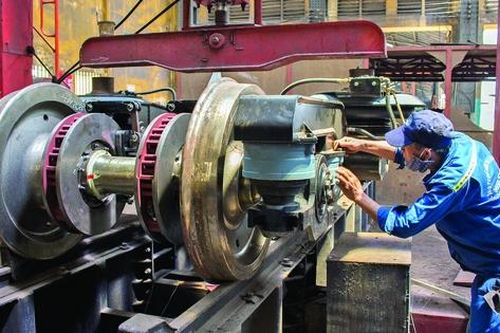 Vì sao cần nới niên hạn đầu máy, toa xe?