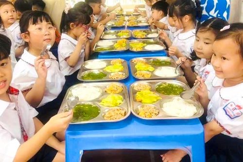 Hà Nội siết an toàn bữa ăn bán trú, yêu cầu kiểm thực ba bước