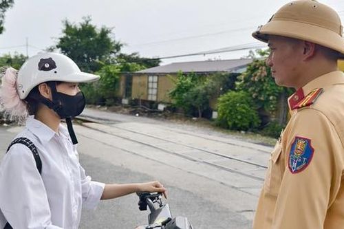 Hà Nội: Cảnh sát túc trực ven đường sắt, nhắc nhở học sinh ngăn tai nạn tàu hỏa