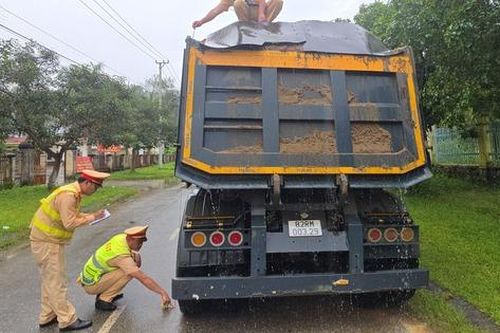 Quảng Ngãi: Phát hiện nhiều xe chở cát quá thành thùng, rơi vãi trên đường Hồ Chí Minh