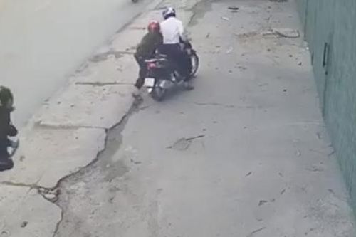 Tạm giữ kẻ dùng dao truy sát 'tình địch' giữa phố về hành vi giết người