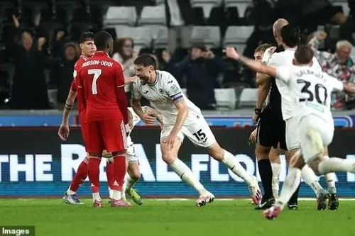 Ange Postecoglou cùng Nottingham Forest bị loại khỏi Carabao Cup