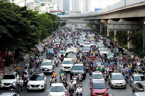Thu nhỏ làn đường ô tô dành một làn cho xe máy