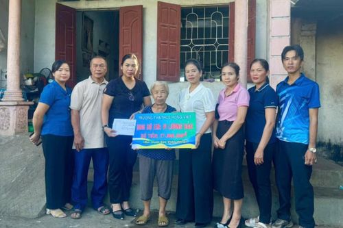 Trường Tiểu học và THCS Hồng Việt trao kinh phí hỗ trợ gia đình học sinh có hoàn cảnh đặc biệt khó khăn