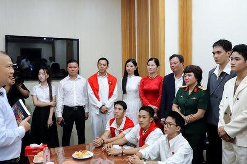 Hiệu ứng 'Mưa đỏ' và hướng đột phá cho phim đặt hàng