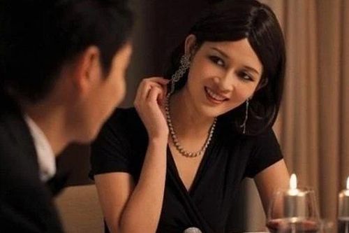 Đêm kỷ niệm bảy năm ngày cưới đáng lẽ ngọt ngào, nhưng chỉ một vị khách không mời đã khiến trái tim tôi rơi xuống vực sâu