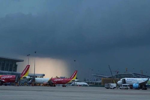 Chuyện gì đã xảy ra tại Nội Bài khiến hàng loạt máy bay phải chuyển hướng?