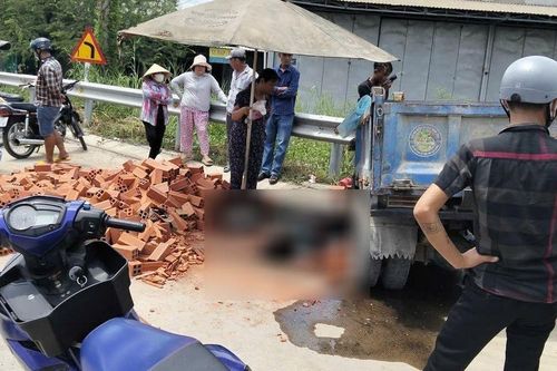 Tai nạn hy hữu: Xe ba gác chở gạch gãy trục, tài xế 22 tuổi bị đè tử vong ngay tại chỗ