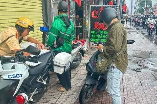 CSGT Công an TPHCM xử lý nghiêm các phương tiện chạy trên vỉa hè