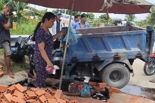 Xe ba gác chở gạch gãy trục lật giữa đường, tài xế bị gạch đè tử vong