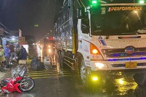Ô tô tải va chạm xe máy, cô giáo tử nạn thương tâm