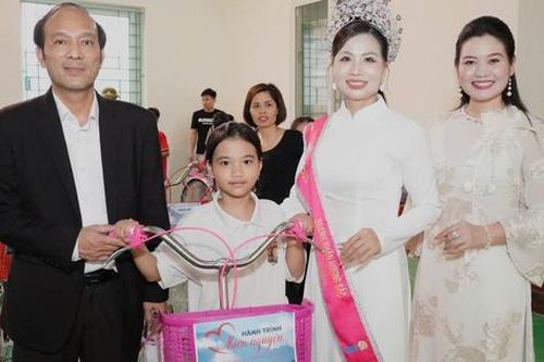 Hoa hậu Ninh Bình 'Lan tỏa yêu thương – Tiếp bước đến trường', trao xe đạp cho học sinh có hoàn cảnh khó khăn