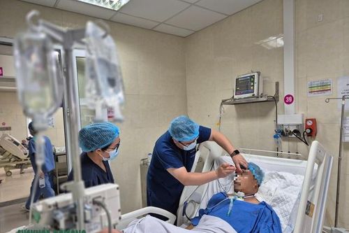 Thứ trưởng Trần Văn Thuấn giúp 'mở đường' cứu người đàn ông gặp nạn trên cầu Nhật Tân thoát 'cửa tử'