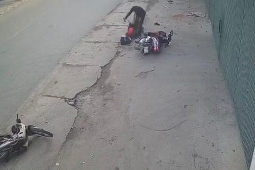 Phát hiện bạn gái đi cùng người khác, gã đàn ông cầm dao truy sát tình địch