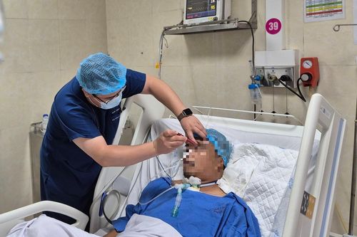Gặp người bị tai nạn nghiêm trọng trên cầu Nhật Tân, Thứ trưởng Y tế mở đường đưa đến bệnh viện
