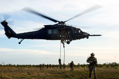 Trực thăng 'Diều hâu đen' MH-60M tối tân rơi khi chở lính đặc nhiệm Mỹ