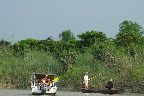Cảnh sát giao thông Hà Nội kiểm tra, xử lý hành vi đánh bắt cá bằng kích điện trên sông Hồng