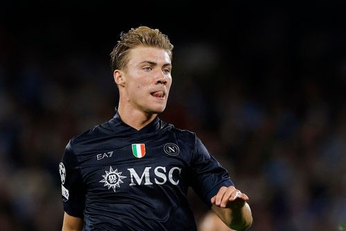 Hojlund 'tàng hình' trước Man City