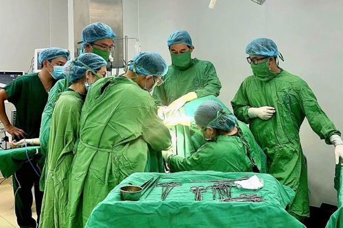 Máu chảy xối xả thành dòng trong tử cung bệnh nhân