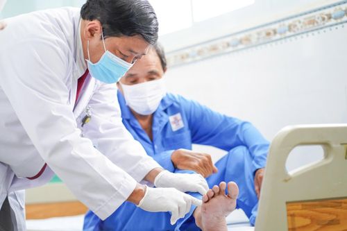 Gặp nạn vì cửa ôtô mở, thầy giáo ở TP.HCM đau đớn suốt 2 tháng