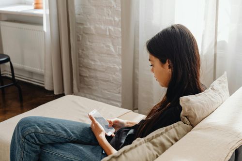 Ông bố trả tiền để được con gái nhắn tin hàng ngày