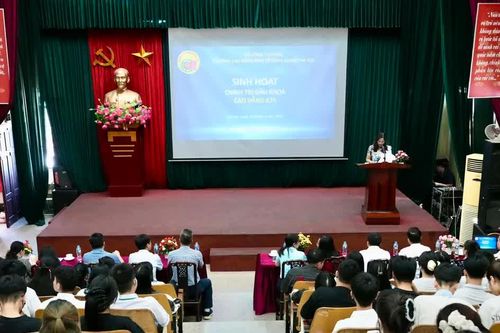 Sinh hoạt chính trị định hướng học tập, rèn luyện cho tân sinh viên