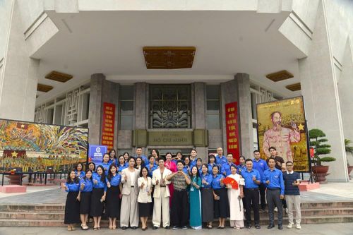 Diễn viên phim 'Mưa đỏ' được nhận Huy hiệu Bác Hồ