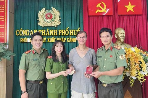 Kịp thời trao trả tài sản và giấy tờ cho du khách Nga đánh rơi
