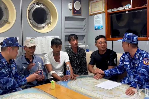 Vùng Cảnh sát biển 4 cứu 4 ngư dân gặp nạn trôi dạt trên biển