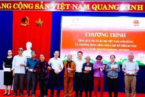 Tặng quà tri ân các Mẹ Việt Nam Anh hùng và thương binh nặng