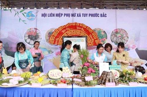 Phụ nữ đất võ tranh tài làm bánh, kỷ niệm lễ giỗ vua Quang Trung