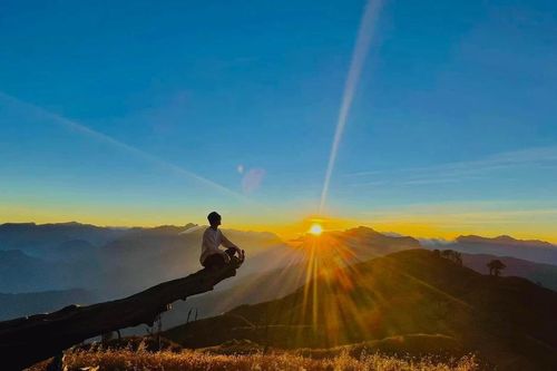 7 cung trekking mùa thu miền Bắc hút trekker với mây bồng bềnh, lúa chín vàng