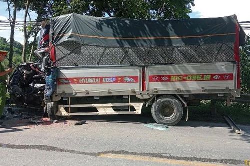 Xe tải biến dạng phần đầu sau va chạm với ô tô khách ở Tuyên Quang