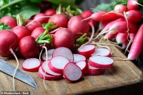 Các nhà khoa học phát hiện hàng nghìn hạt vi nhựa nguy hiểm ẩn trong rau xanh