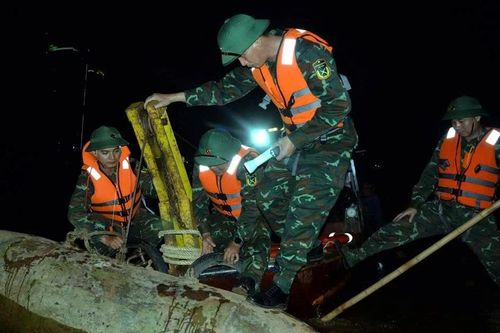 Trục vớt bom 'cực kỳ nguy hiểm' ở sông Hồng