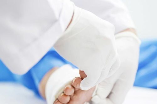 Mảnh nhựa trong chân hành hạ thầy giáo hơn 2 tháng