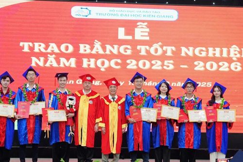 Trường Đại học Kiên Giang trao bằng tốt nghiệp cho 196 tân cử nhân, kỹ sư