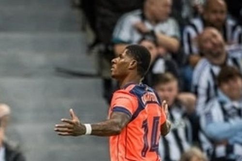 Rashford đi vào lịch sử, CĐV MU đòi sa thải HLV Amorim