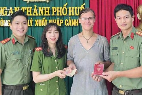 Công an TP Huế trao trả hộ chiếu, tài sản cho du khách Nga đánh rơi