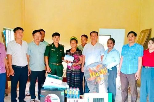 Người dân xã biên giới vui mừng khi nhận nhà mới sau cơn lũ dữ