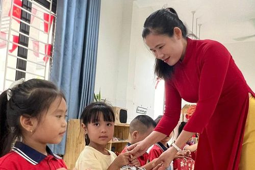 Lương của giáo viên phổ thông công lập dự kiến tăng cao nhất tới 17,6 triệu đồng