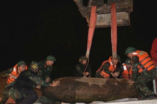 Đưa 2 quả bom còn nguyên ngòi nổ đi hủy tại trường bắn