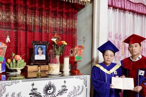 Mẹ khoác áo cử nhân nhận bằng tốt nghiệp kiến trúc sư thay con gái