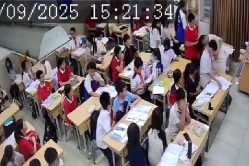 Hà Nội: Học sinh giật tóc, dúi đầu giáo viên ngay trong lớp học